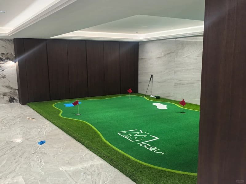 لقطة عن قرب لبقايا خضراء ذائبة على نعل مضرب الجولف